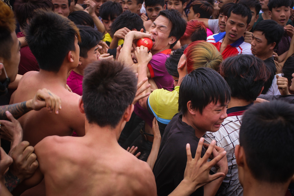 Cầm được quả phết trong tay cũng không phải dễ dàng gì khi có hàng chục nhóm thanh niên sẵn sàng xông vào để cướp lại. (Ảnh: Minh Sơn/Vietnam+)