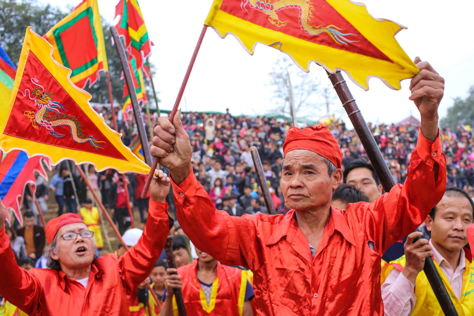Trước khi hội cướp Phết diễn ra, ông chủ tế sẽ thực hiện phần Hò Phết và tục kéo quân chạy ba vòng quanh đền để hô hào những lời răn dạy rèn luyện sức khỏe, bảo vệ Tổ quốc. (Ảnh: Minh Sơn/Vietnam+)