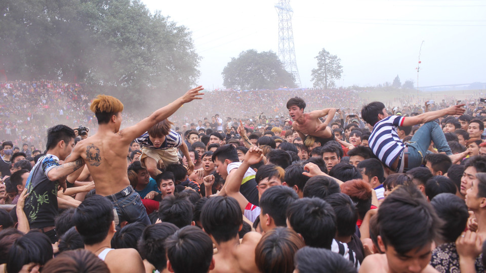 Cảnh tượng trèo đầu, cưỡi cổ nhau để giành lấy quả phết là hình ảnh quen thuộc tại lễ hội này. (Ảnh: Minh Sơn/Vietnam+)