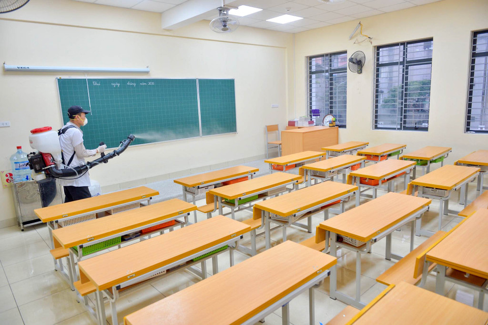 Tại trường Tiểu học Hoàng Diệu (Ba Đình, Hà Nội), toàn bộ các lớp học, thư viện, khu vực khuôn viên các trường đều được phun thuốc diệt khuẩn. (Ảnh: Minh Sơn/Vietnam+)