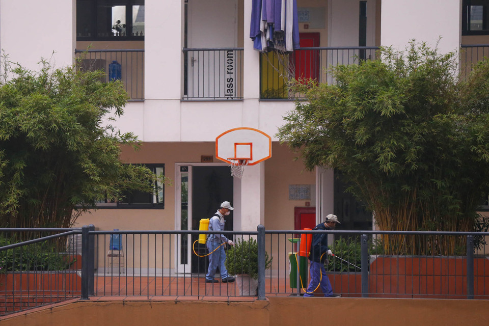 Trường Marie Curie cũng cho biết, nhà trường sẽ tiến hành phun thuốc khử trùng 1 tuần/lần theo chỉ đạo của thành phố cho đến khi hết dịch. (Ảnh: Minh Sơn/Vietnam+)