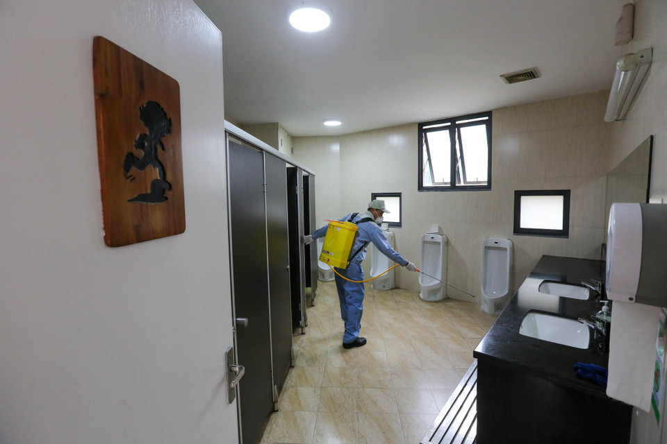 Quá trình phun thuốc khử trùng sử dụng hóa chất Cloramin B 25% có tác dụng diệt khuẩn trong nước, khử khuẩn trên bề mặt. (Ảnh: Minh Sơn/Vietnam+)