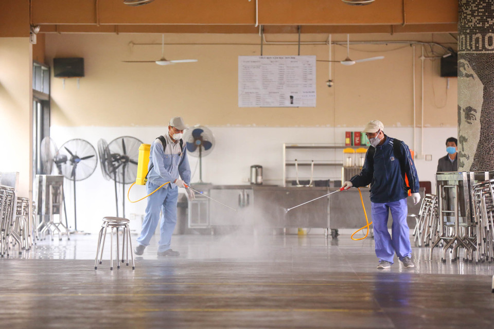 Mỗi gói Cloramin B có khối lượng 200g được pha với 10 lít nước sạch sau đó sử dụng máy phun phòng chống dịch vác vai và phun dưới dạng sương mịn. (Ảnh: Minh Sơn/Vietnam+)