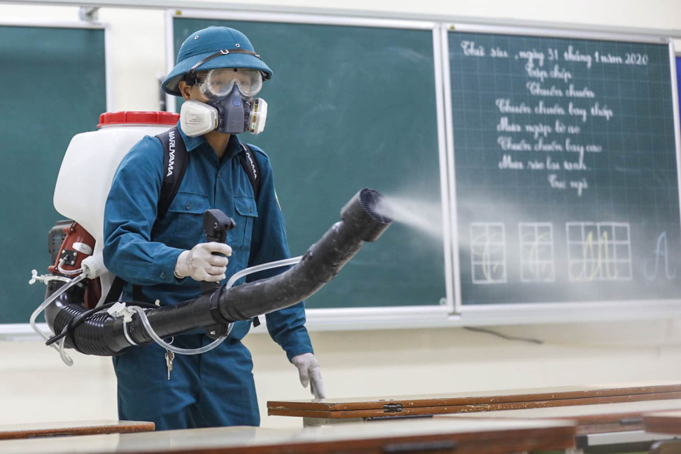 Cô Nguyễn Điệp Anh - Hiệu trưởng nhà trường cho biết thời gian qua, nhà trường đã tuyên truyền, phổ biến đến toàn thể cán bộ giáo viên, nhân viên, học sinh những thông tin liên quan đến bệnh viêm đường hô hấp cấp do chủng mới của virus corona gây ra và các biện pháp phòng chống dịch bệnh. (Ảnh: Minh Sơn/Vietnam+)