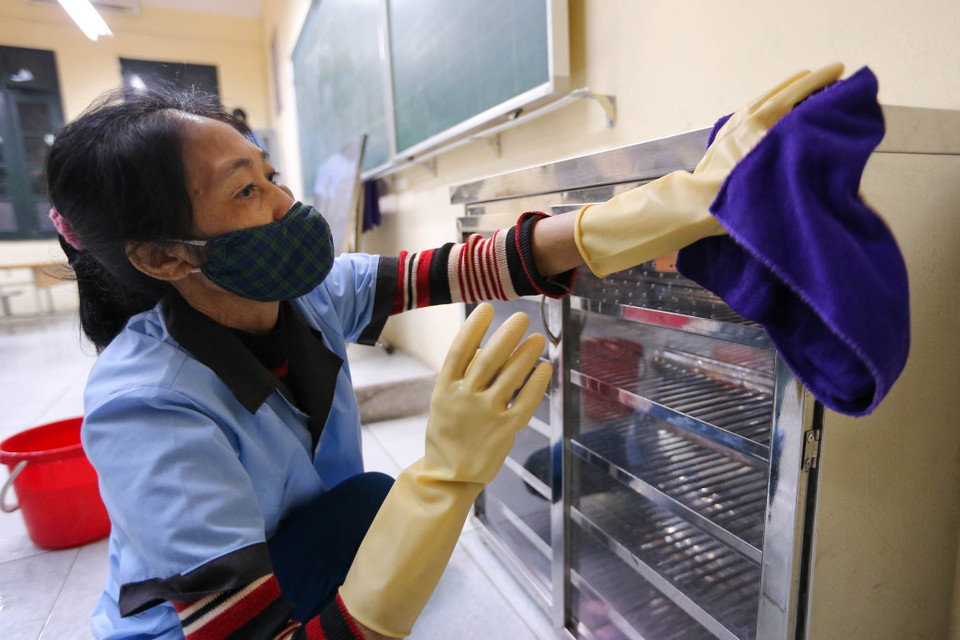 Trước khi chờ đến lượt phun thuốc khử trùng, một số trường học như Tiểu học Phan Đình Giót (Thanh Xuân, Hà Nội) đã tiến hành lau dọn lại toàn bộ phòng học, khuôn viên nhà trường. (Ảnh: Minh Sơn/Vietnam+)