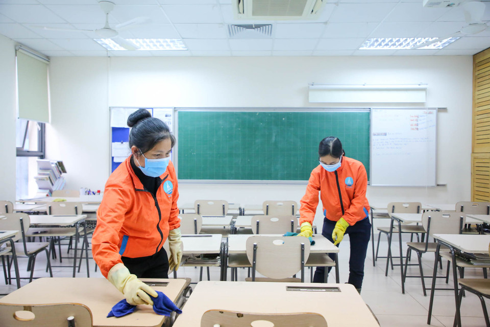 20 nhân viên vệ sinh môi trường trong trường cũng sẽ tăng cường túc trực, lau dọn làm sạch các khu vực hành lang, nhà vệ sinh, khuôn viên trường để đảm bảo an toàn cho các họ sinh. (Ảnh: Minh Sơn/Vietnam+)
