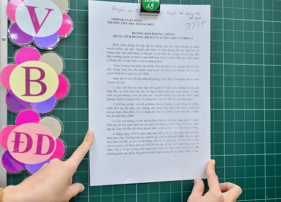 Sáng 1/2, 34 phòng học cùng các phòng chức năng của trường đã được phun thuốc khử trùng và vệ sinh sạch sẽ. (Ảnh: Minh Sơn/Vietnam+)