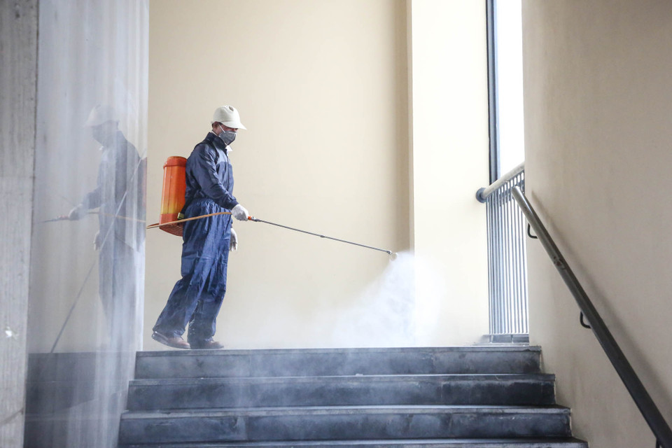 Ngoài bàn ghế, sàn nhà, các cánh cửa, nắm đấm cửa, lan can hành lang cũng là khu vực được đặc biệt chú ý khi làm vệ sinh vì có nguy cơ tiềm ẩn nhiều vi khuẩn. (Ảnh: Minh Sơn/Vietnam+)