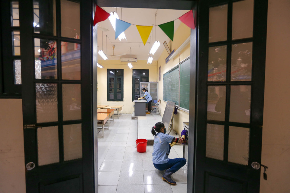 Theo đó, 3.000 trường học sẽ được phun thuốc khử trùng Cloramin B từ ngày 1/2. Mục tiêu là 100% các trường học trên địa bàn thành phố Hà Nội sẽ hoàn tất công tác khử trùng trong hai ngày cuối tuần. (Ảnh: Minh Sơn/Vietnam+)