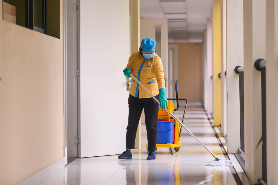 Nhà trường cũng đã thu mua 1 lượng lớn khẩu trang để cấp phát trực tiếp cho các bộ phận đặc thù như nhân viên vệ sinh môi trường, bảo vệ, nhân viên nhà ăn đồng thời cũng khuyến khích giáo viên và gia đình học sinh tự trang bị và hướng dẫn cho con em mình việc đeo khẩu trang. (Ảnh: Minh Sơn/Vietnam+)