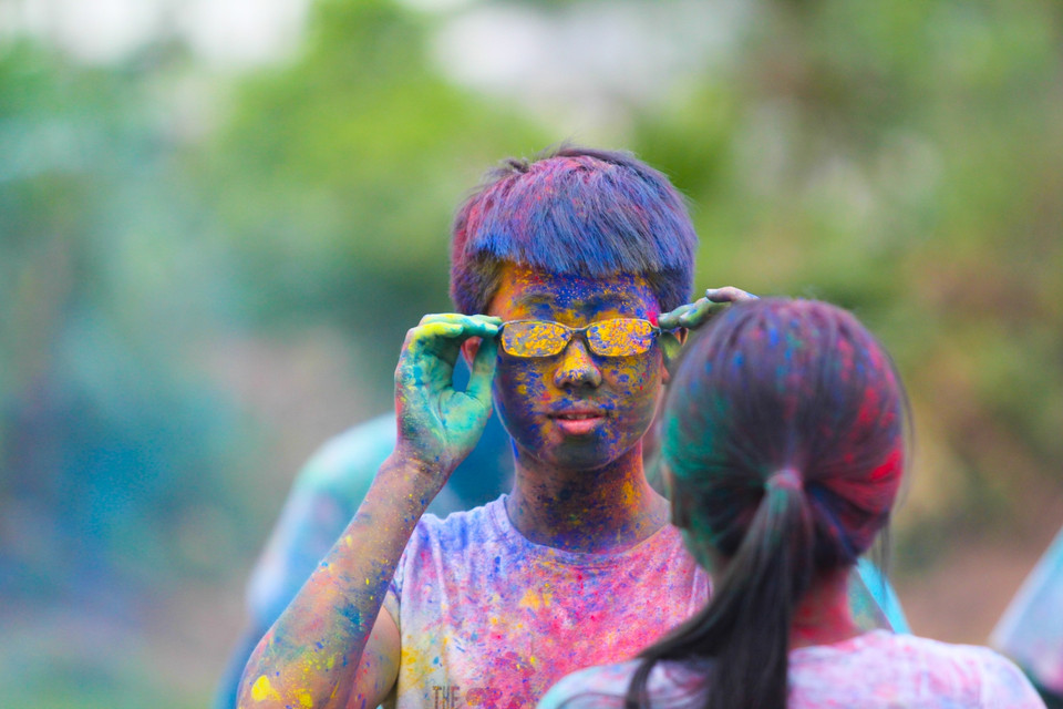 ‘Dù hơi bẩn nhưng em thấy trò này cực kỳ thú vị, chúng em vừa được chụp ảnh vừa được chơi, thế thì còn gì bằng,’ Bạn Nam (lớp 12 Sinh, chuyên Sư phạm) chia sẻ. (Ảnh: Minh Sơn/Vietnam+)