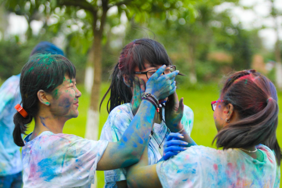 Ngay cả khi trận chiến đã kết thúc, nhiều trò đùa tinh nghịch vẫn tiếp diễn. (Ảnh: Minh Sơn/Vietnam+)