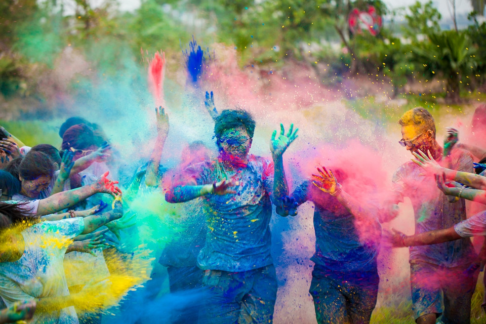 Khi bắt đầu, các bạn học sinh sẽ đứng sang hai bên, một đội sẽ chạy qua thật nhanh sao cho dính ít bột màu nhất. (Ảnh: Minh Sơn/Vietnam+)