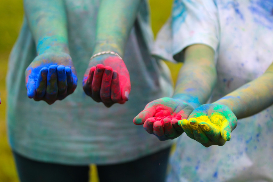 Các loại bột đủ sắc màu chuyên để pha màu nước trong hội họa được dùng vì vừa rẻ lại không nguy hại khi bay vào miệng hoặc mắt. (Ảnh: Minh Sơn/Vietnam+)