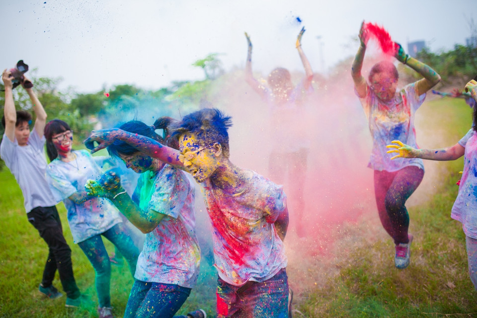 Lúc này, ‘trận hỗn chiến’ mới thực sự bắt đầu. Hàng nắm bột màu được tung ra, rất nhiều bạn bỗng chốc hóa thành những chú vẹt chính hiệu. (Ảnh: Minh Sơn/Vietnam+)