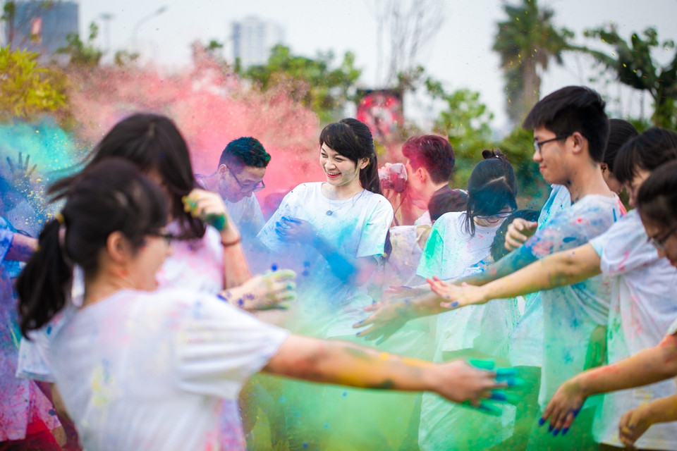 ‘Trò chơi này rất thú vị nhưng cũng kén chỗ chơi, màu bôi bẩn khó dọn. Những ngày đầu chụp ở công viên chúng mình toàn bị đuổi nên phải kiếm một bãi đất trống đủ rộng để chơi’. Anh Thành chia sẻ. (Ảnh: Minh Sơn/Vietnam+)