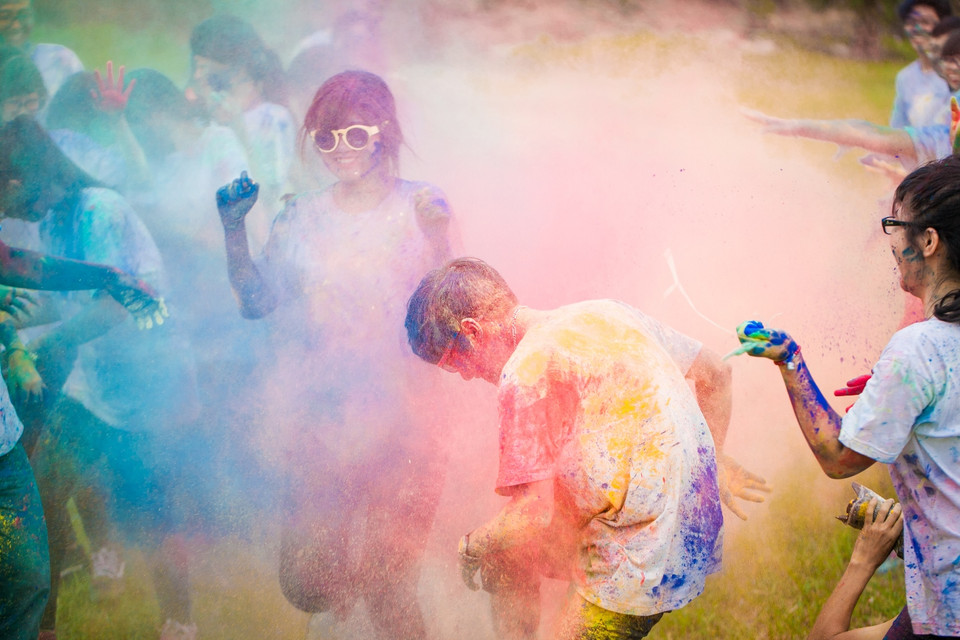 Khi chơi bột màu, các bạn hiền lành thường ngày bỗng chốc đều hiện nguyên hình là 'những kẻ chỉ đứng sau ma quỷ,’ hồn nhiên, tinh nghịch và cực kỳ lắm chiêu. (Ảnh: Minh Sơn/Vietnam+)