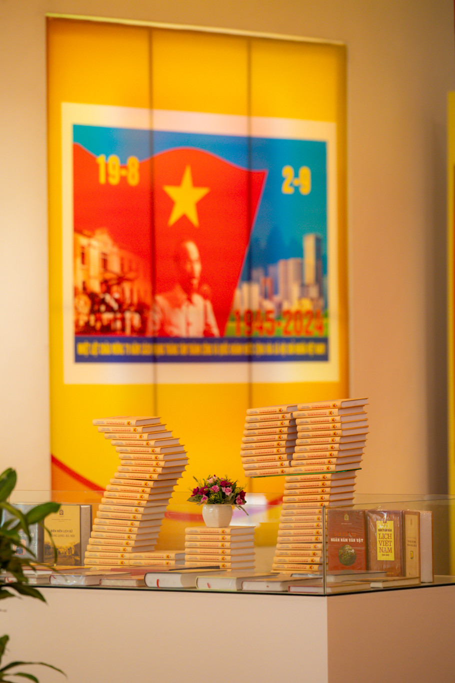 Triển lãm góp phần làm người dân thêm tự hào về những thành tựu to lớn, những chiến công oanh liệt của đất nước trong gần 8 thập kỷ qua dưới sự lãnh đạo của Đảng ta và Chủ tịch Hồ Chí Minh vĩ đại, qua đó thấy được trách nhiệm của mỗi người trong sự nghiệp xây dựng và bảo vệ Tổ quốc trong thời kỳ mới. (Ảnh: Minh Sơn/Vietnam+)