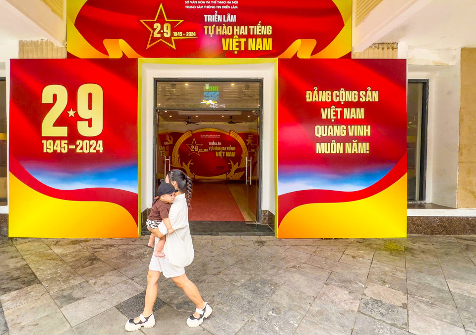 Nhân dịp kỷ niệm 79 năm Ngày Cách mạng Tháng Tám thành công (19/8/1945-19/8/2024) và Quốc khánh nước Cộng hòa xã hội Chủ nghĩa Việt Nam (2/9/1945-2/9/2024), Sở Văn hóa và Thể thao Hà Nội tổ chức triển lãm: "Tự hào hai tiếng Việt Nam." (Ảnh: Minh Sơn/Vietnam+)