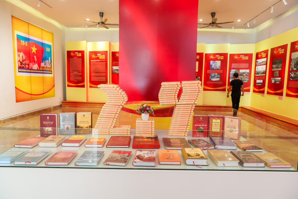 Triển lãm cũng trưng bày những cuốn sách về lịch sử Việt Nam, lịch sử Hà Nội. (Ảnh: Minh Sơn/Vietnam+)