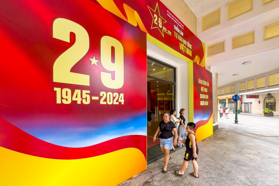 Triển lãm chọn lọc trưng bày hơn 150 bức ảnh giới thiệu khái quát về chặng đường lịch sử vẻ vang, hào hùng trong suốt 79 năm qua của dân tộc Việt Nam. (Ảnh: Minh Sơn/Vietnam+)