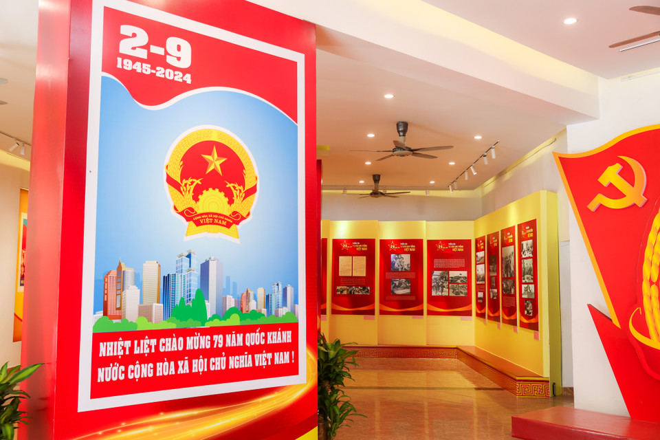 Người đến tham quan triển lãm sẽ được nhìn lại những bức ảnh có giá trị lịch sử, thể hiện 79 năm hình thành và phát triển đầy hào hùng của đất nước Việt Nam. (Ảnh: Minh Sơn/Vietnam+)