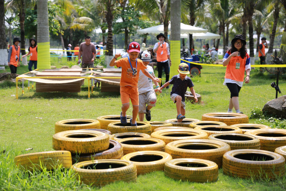 Không chỉ có những trò chơi tương tác với thiên nhiên, lễ hội còn là nơi các bé được học thêm về xu hướng tái chế bảo vệ môi trường với những tác phẩm nghệ thuật sắp đặt từ vật liệu được coi là rác thải, chơi bowling với những con ki từ chai nhựa đã sử dụng được sơn màu, đua xe tái chế, chơi nhạc từ nhạc cụ làm từ xoong, nồi, ống nước cũ hỏng… (Ảnh: PV/Vietnam+) 