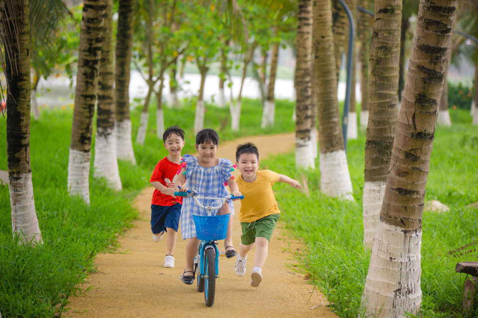 Không còn những mảng sân thiếu bóng cây, không còn những mảng mầu chói gắt của những khu vui chơi làm từ đồ nhựa, các bé sẽ được thỏa sức chơi đùa giữa không gian xanh mát của công viên sinh thái rộng lớn tới gần 100ha. (Ảnh: PV/Vietnam+)