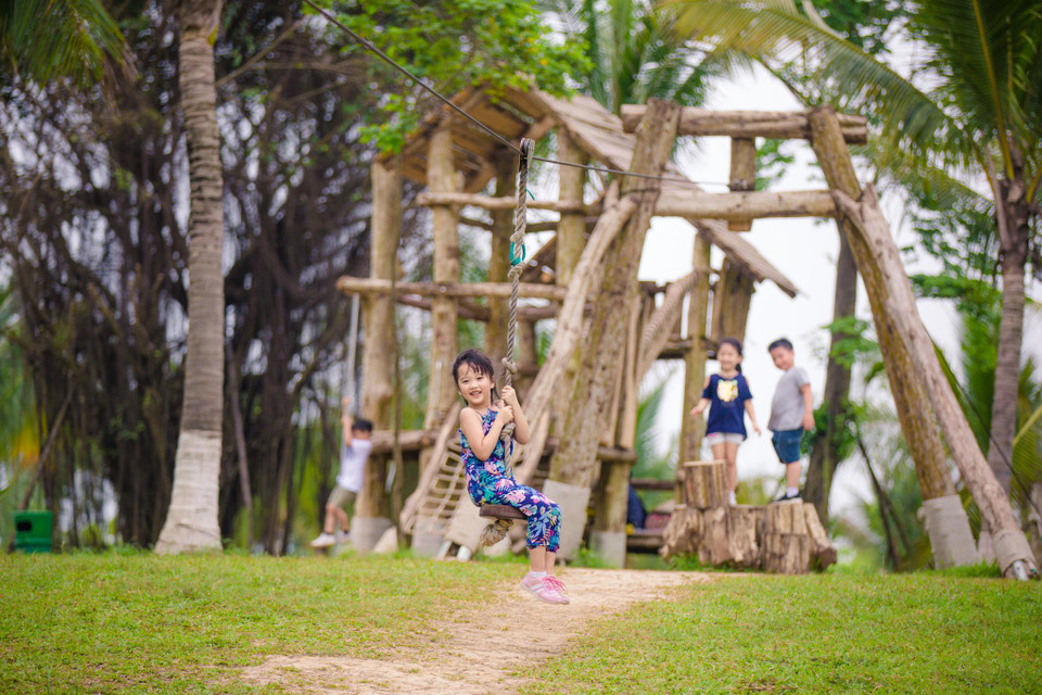 Khu trò chơi vận động được xây dựng từ gỗ khiến nhiều bạn nhỏ hào hứng. (Ảnh: PV/Vietnam+)