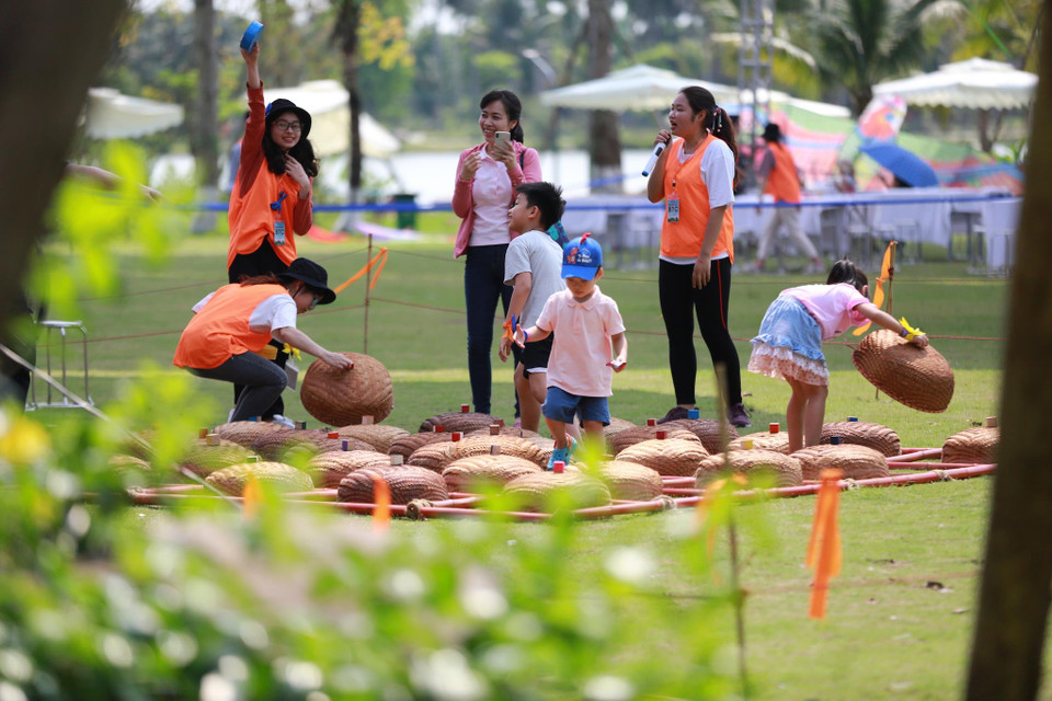 Rất nhiều trò chơi mới lạ để các bạn nhỏ khám phá. (Ảnh: PV/Vietnam+)