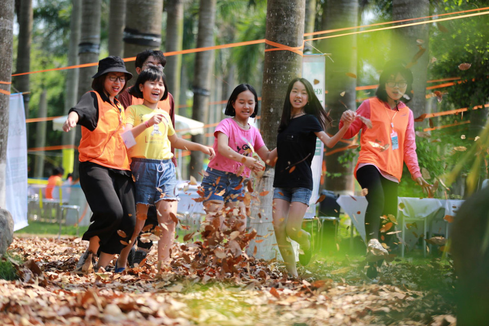 Khu vực thảm lá khô được nhiều bạn nhỏ tỏ ra thích thú khi được thả mình trong thảm lá vàng ruộm. (Ảnh: PV/Vietnam+)