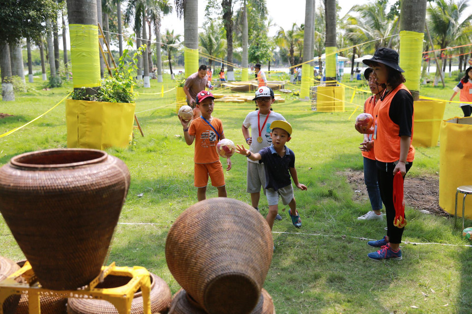 Lễ hội cũng hạn chế sử dụng túi ni lông, nằm trong khu vực ngắt kết nối để các em được vui chơi trọn vẹn nhất. (Ảnh: PV/Vietnam+)