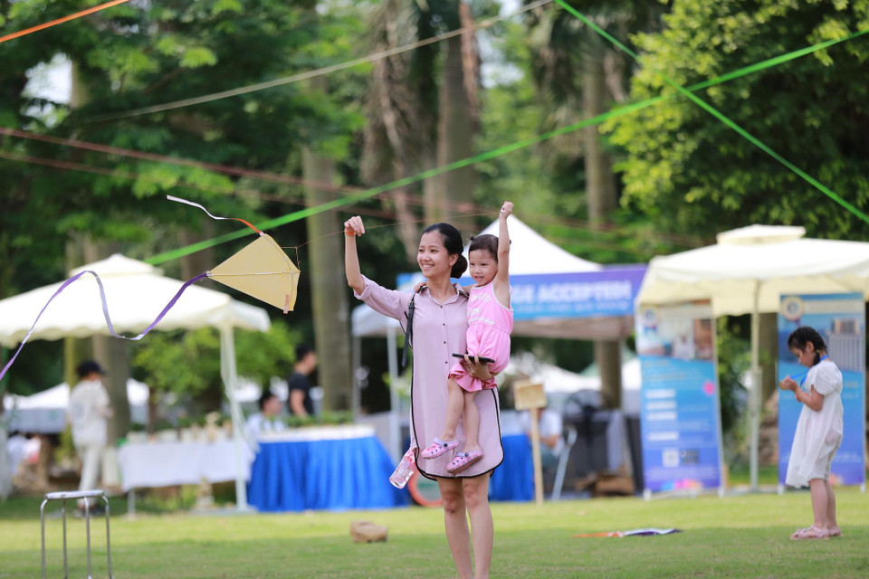 Các bé cùng bố mẹ đã được hòa mình vào thiên nhiên, vui chơi, kết nối và tận hưởng những phút giây thư giãn bên nhau với gần 20 trò chơi độc đáo. (Ảnh: PV/Vietnam+)