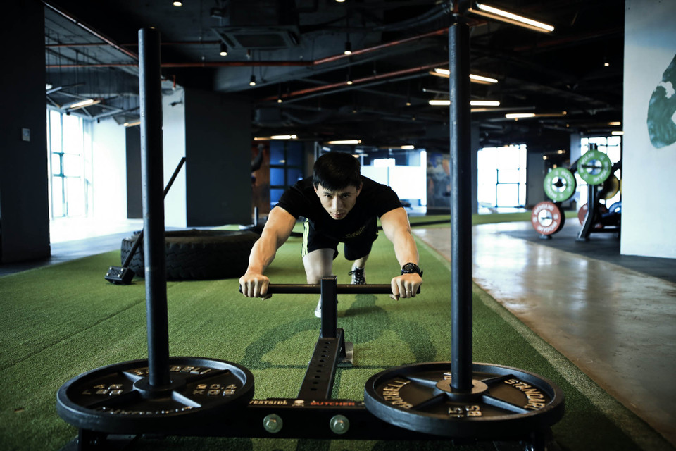 Những bài tập này theo một giáo án riêng giúp người tập tăng cường sức khỏe, sự dẻo dai và khéo léo, khác hoàn toàn so với tập thể hình thông thường. (Ảnh: Minh Sơn/Vietnam+)