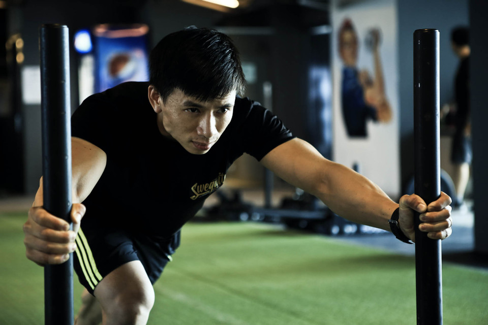 Anh Nguyễn Hoàng Chí Dũng, chủ phòng tập cho biết, bài tập ‘độc đáo’ này do chính anh lấy từ Mỹ về, ngay cả những dụng cụ tại phòng tập. (Ảnh: Minh Sơn/Vietnam+)