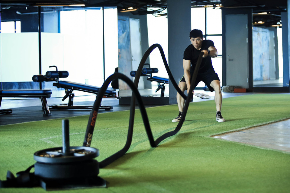 Bài tập ‘văng dây’ cũng khiến nhiều học viên bất ngờ vì khá lạ và khá nặng. Người tập khỏe nhất cũng chỉ văng khoảng hơn 1 phút là phải nghỉ. (Ảnh: Minh Sơn/Vietnam+)