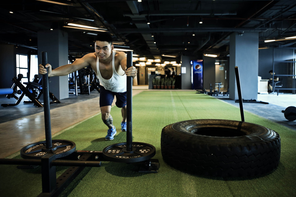 Anh cũng cho biết, những bài tập này giống như làm một công việc nặng nhọc, lực sẽ dồn đều vào toàn cơ thể và giúp tiêu hao lượng mỡ thừa hiệu quả. (Ảnh: Minh Sơn/Vietnam+)