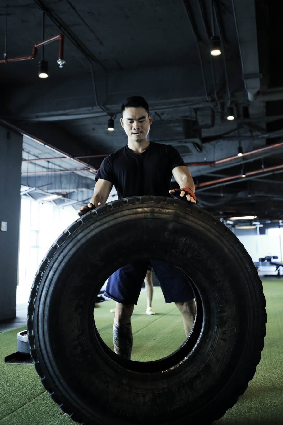 Vần lốp là một trong những bài tập khó nhất tại đây. Người tập sẽ phải vần chiếc lốp có trọng lượng 70kg trên một quãng đường dài và phải giữ đúng dáng nếu không rất dễ bị chấn thương. (Ảnh: Minh Sơn/Vietnam+)