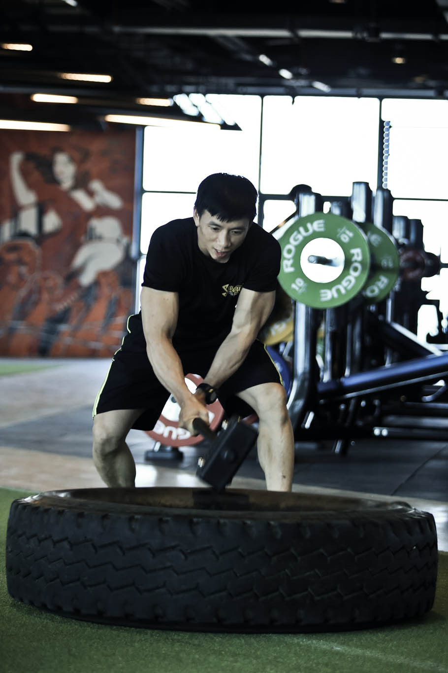 Đập lốp là một bài tập khác để giúp người tập tăng cường sức mạnh. (Ảnh: Minh Sơn/Vietnam+)