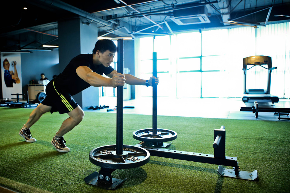 Đẩy sled là bài tập được đánh giá vừa sức với các học viên. (Ảnh: Minh Sơn/Vietnam+)