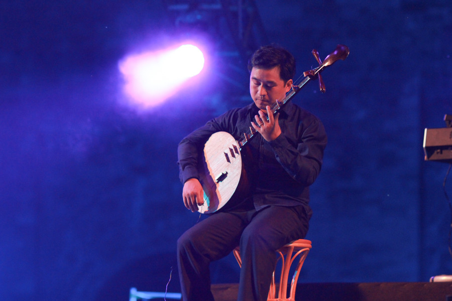 Các nghệ sĩ thả hồn vào các ca khúc nối tiếp nhau để làm nóng lễ hội âm nhạc. (Ảnh Minh Sơn/Vietnam+)