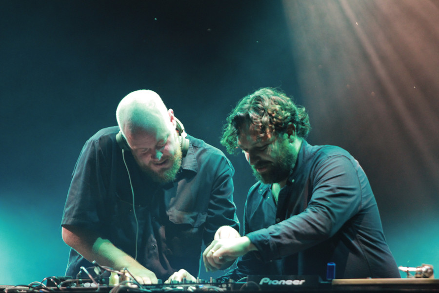 Đúng 7 giờ tối, lễ hội âm nhạc Gió mùa đã chính thức diễn ra. Mở đầu là màn biểu diễn cực kì sôi động của các DJ đến từ Đan Mạch. (Ảnh Minh Sơn/Vietnam+)