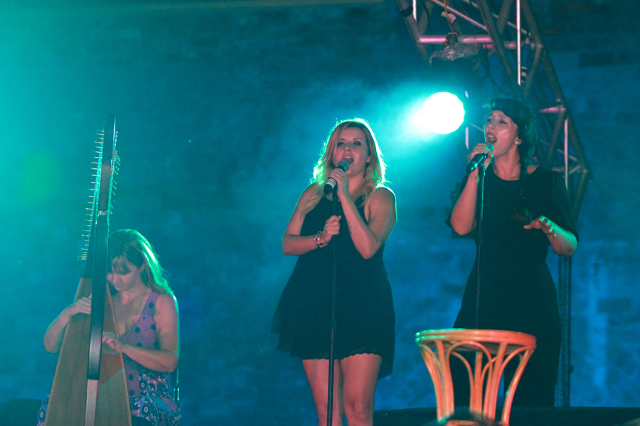 Nhóm 9Bach đến từ xứ Wales trình bày những bài dân ca Quan họ bằng tiếng nước ngoài. (Ảnh Minh Sơn/Vietnam+)