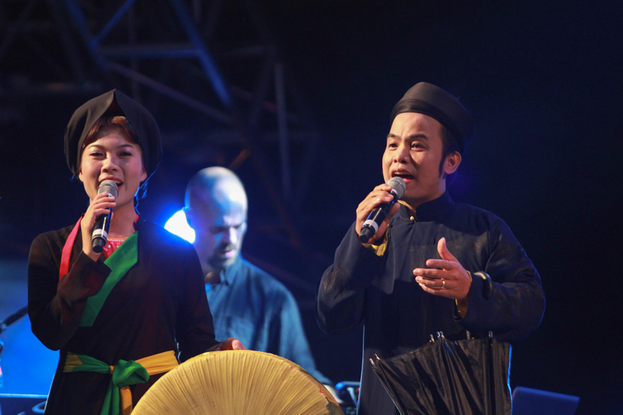 Các liền anh liền chị hát những bài dân ca Quan họ truyền thống trên nền nhạc hiện đại. (Ảnh Minh Sơn/Vietnam+)