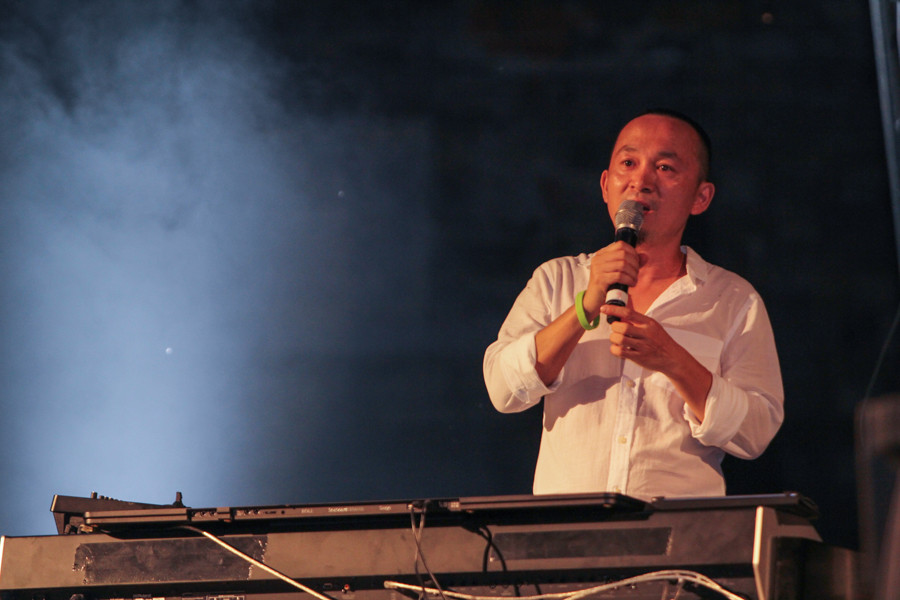 Nhạc sĩ Quốc Trung giới thiệu dự án âm nhạc đã ấp ủ bấy lâu của mình có tên "Nguồn cội". Đây là dự án quy mô quốc tế của ông và nhóm nghệ sĩ "Đường xa vạn dặm" phối hợp với các nghệ sĩ nổi tiếng trên thế giới. (Ảnh Minh Sơn/Vietnam+)