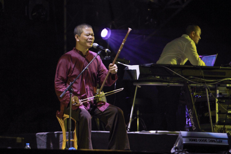 Các nghệ sĩ thả hồn vào các ca khúc nối tiếp nhau để làm nóng lễ hội âm nhạc. (Ảnh Minh Sơn/Vietnam+)