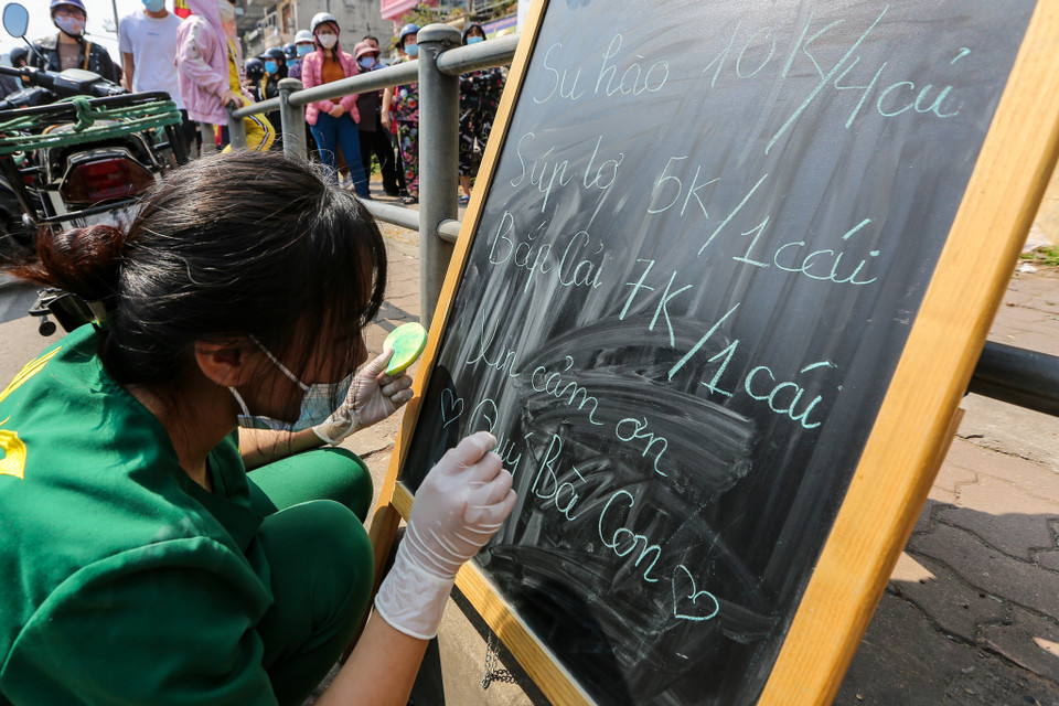 Giá cả được những tình nguyện viên niêm yết rõ ràng. (Ảnh: Minh Sơn/Vietnam+)