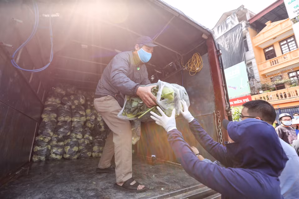 Đến khoảng 12 giờ, một chiếc xe tải chở cả tấn su hào, bắp cải tiếp tục được chuyển đến. (Ảnh: Minh Sơn/Vietnam+)
