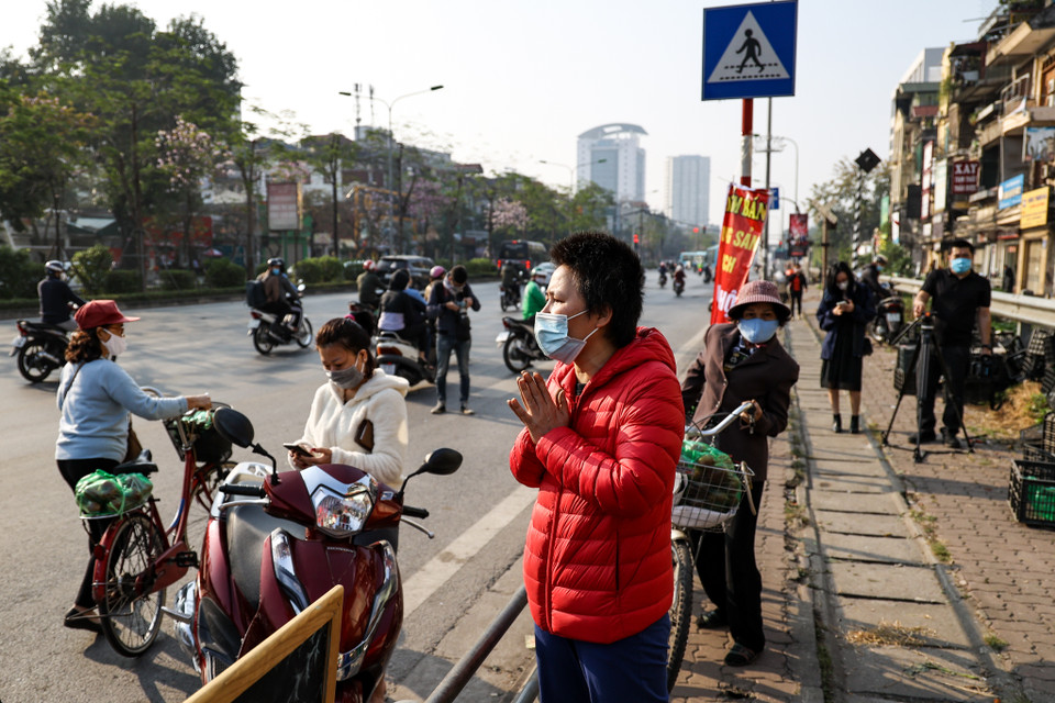 Chị Thuỷ cùng những người bạn của mình đã đánh chuyến hàng đầu tiên về đến Hà Nội lúc 1 giờ sáng. Đến khoảng 7 giờ sáng, mọi nông sản như cà chua, cải bắp, su hào, súp lơ đều đã được bán sạch. (Ảnh: Minh Sơn/Vietnam+)