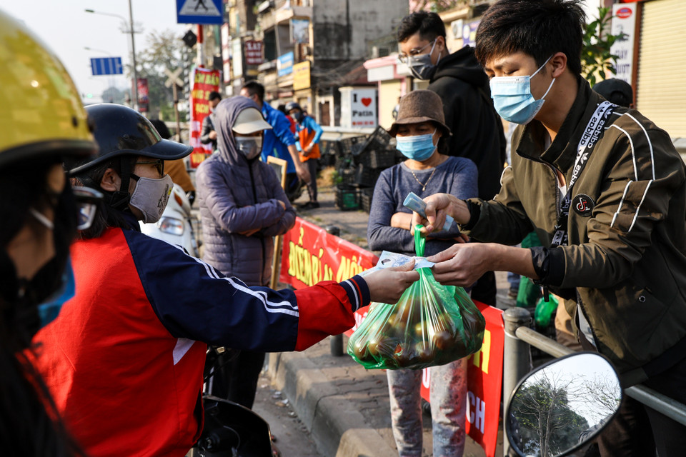 Biết tin tại địa điểm 38 Giải Phóng đang bán nông sản 'giải cứu' cho bà con nông dân Hải Dương, rất nhiều người dân đã tìm đến đây để ủng hộ. (Ảnh: Minh Sơn/Vietnam+)